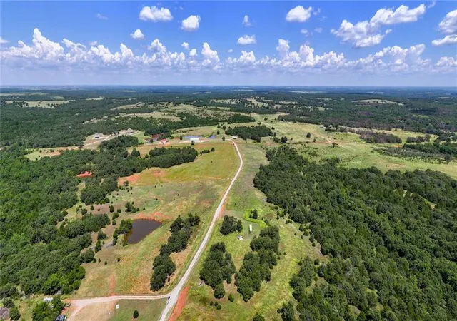 3rd image of 21 Hawkstone Rd, Meridian, OK 73058 | MLS# 1242779
