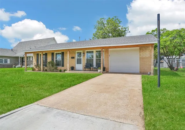 Photo 3 of Sale Pending at 1701 Monroe St, Altus, OK 73521 | MLS# 1242788 | Listing updated on 2026-08-27