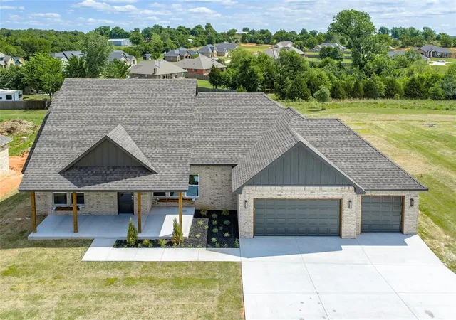 2nd image of 11460 White Tail Rdg, Guthrie, OK 73044 | MLS# 1242799