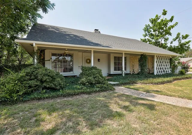 2nd image of 1744 Westbrooke Ter, Norman, OK 73072 | MLS# 1242804