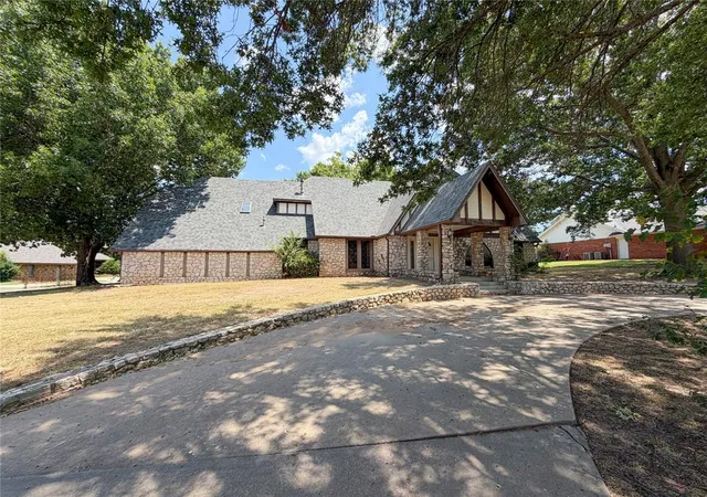 2nd image of 2317 Robinwood Cir, Shawnee, OK 74801 | MLS# 1242823