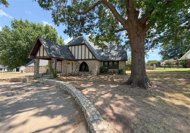 3rd image of 2317 Robinwood Cir, Shawnee, OK 74801 | MLS# 1242823