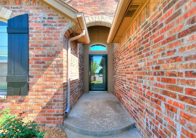 Photo 3 of Single family home for sale at 425 Sw 170th Terrace, Oklahoma City, OK 73170 | MLS# 1242829 | Listing updated on 2026-09-17