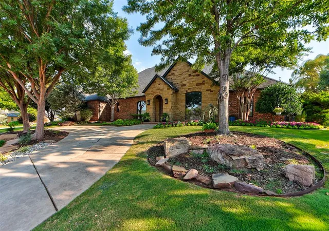 Photo 2 of Sale Pending at 6716 Oak View Rd, Edmond, OK 73025 | MLS# 1242857 | Listing updated on 2026-08-07