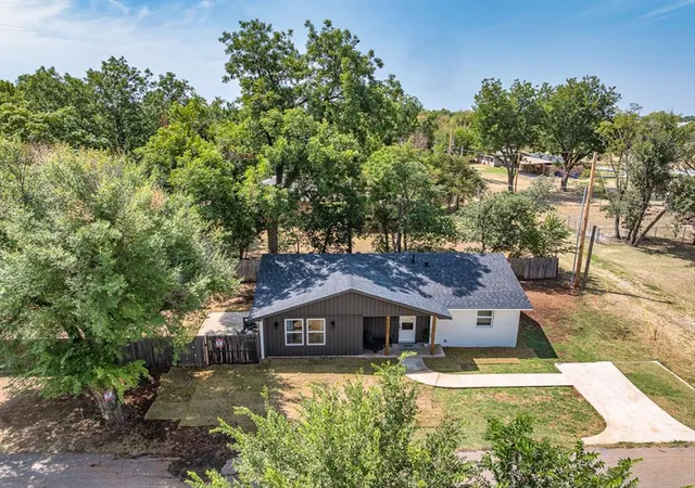 1st image of 1117 Vermont Ave, Chickasha, OK 73018 | MLS# 1242860