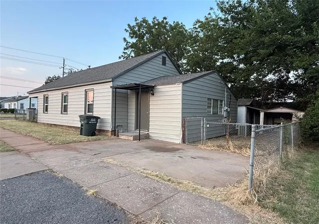 17th image of 1230 W Modelle Ave, Clinton, OK 73601 | MLS# 1242866