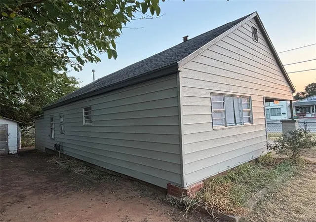 2nd image of 1230 W Modelle Ave, Clinton, OK 73601 | MLS# 1242866