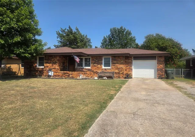 2nd image of 1728 S Walnut St, Pauls Valley, OK 73075 | MLS# 1242878