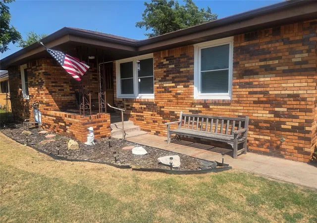 3rd image of 1728 S Walnut St, Pauls Valley, OK 73075 | MLS# 1242878