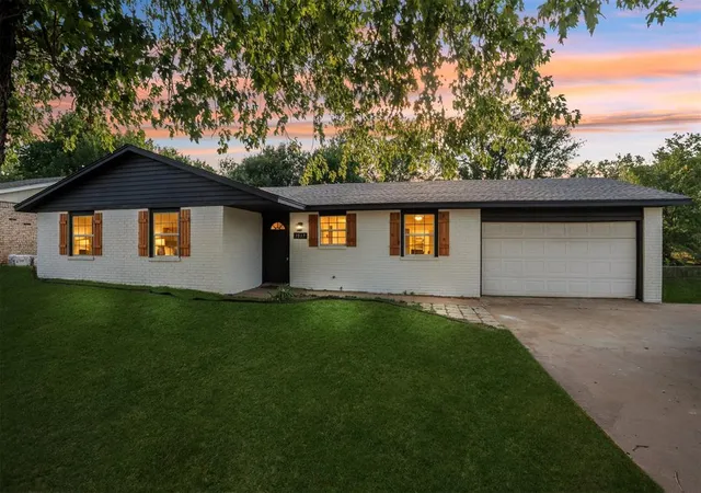 2nd image of 1017 Pinebrook Dr, Guthrie, OK 73044 | MLS# 1242896
