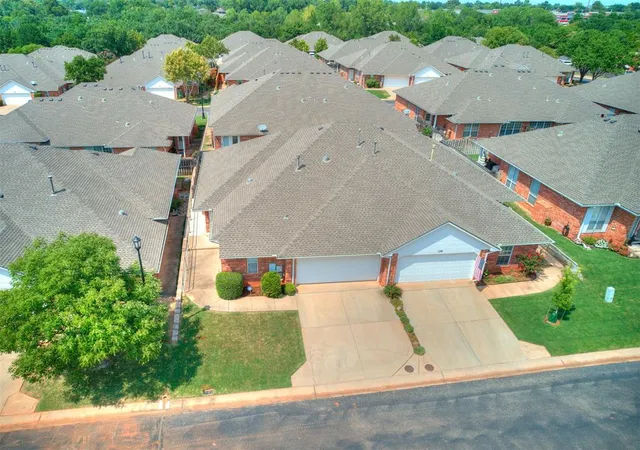 2nd image of 509 S Santa Fe Ave, Edmond, OK 73003