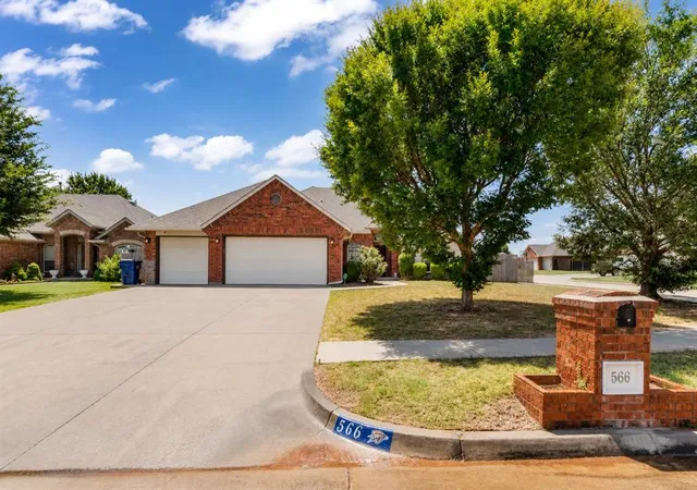 2nd image of 566 W Hunters Court Wy, Mustang, OK 73064 | MLS# 1242916