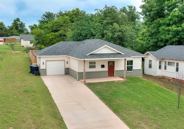 1st image of 2105 Ne 12th St, Oklahoma City, OK 73117 | MLS# 1242924