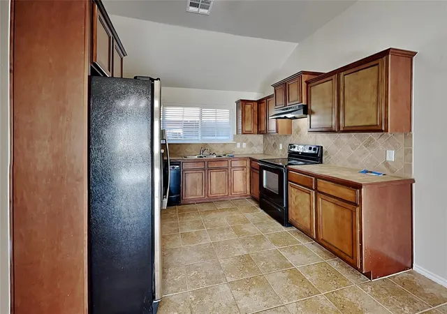 Photo 2 of Sale Pending at 2165 Robin Ridge Ln, Edmond, OK 73012 | MLS# 1242926 | Listing updated on 2026-08-17