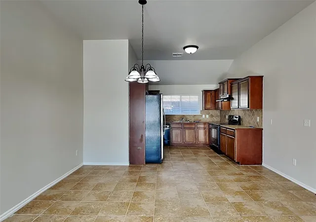 Photo 3 of Sale Pending at 2165 Robin Ridge Ln, Edmond, OK 73012 | MLS# 1242926 | Listing updated on 2026-08-17