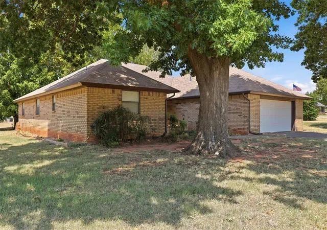 3rd image of 631 S Lariat Dr, Mustang, OK 73064 | MLS# 1242930