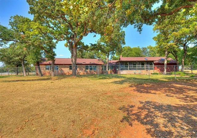 Photo 4 of Sale Pending at 1016 N Shore Dr, Guthrie, OK 73044 | MLS# 1242937 | Listing updated on 2026-10-19
