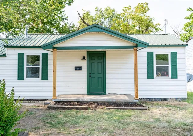 Photo 3 of Sale Pending at 619 W Locust St, Tecumseh, OK 74873 | MLS# 1242975 | Listing updated on 2026-09-03
