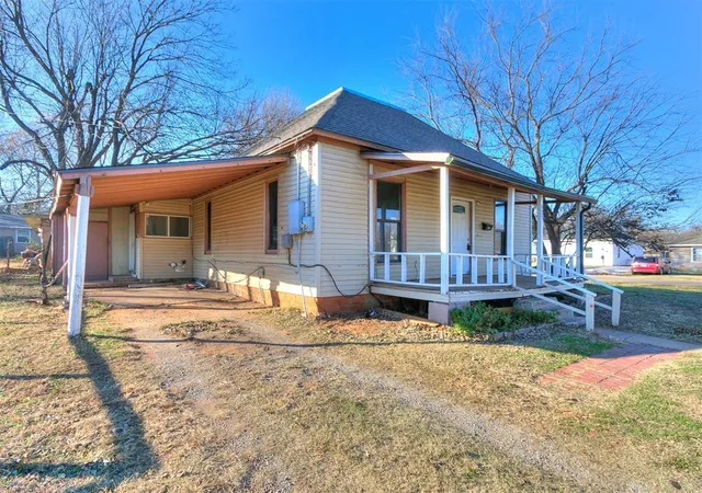 2nd image of 1201 W Logan Ave, Guthrie, OK 73044 | MLS# 1242993
