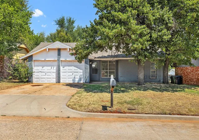 Photo 1 of Sale Pending at 2621 Se 50th Street, Oklahoma City, OK 73129 | MLS# 1243054 | Listing updated on 2026-09-03