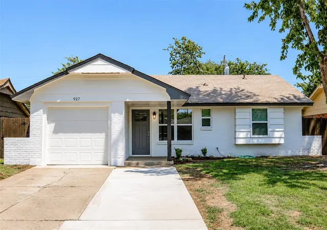 Photo 1 of Single family home for sale at 927 Sw 2nd Street, Moore, OK 73160 | MLS# 1243061 | Listing updated on 2026-08-30