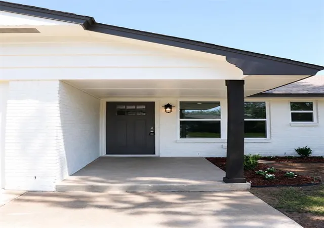 Photo 2 of Single family home for sale at 927 Sw 2nd Street, Moore, OK 73160 | MLS# 1243061 | Listing updated on 2026-08-30