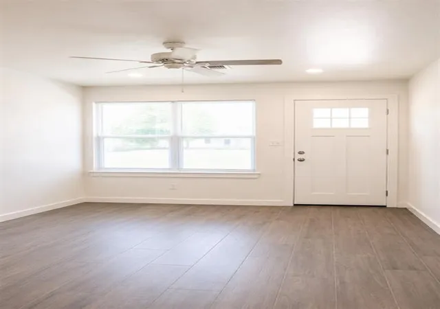 Photo 3 of Single family home for sale at 927 Sw 2nd Street, Moore, OK 73160 | MLS# 1243061 | Listing updated on 2026-08-30