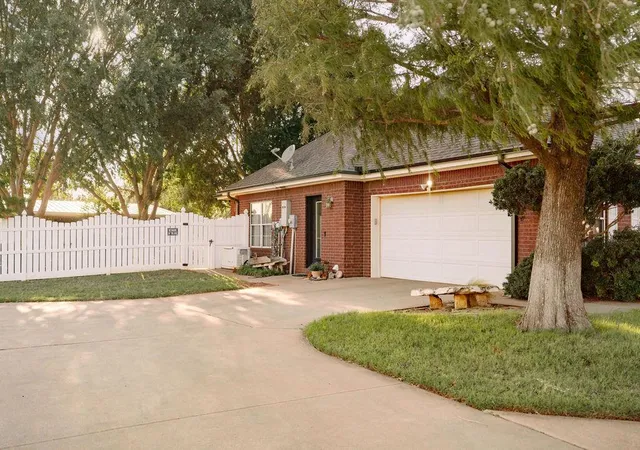 2nd image of 25 Independence Dr, Elk City, OK 73644 | MLS# 1243082