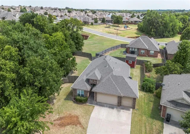 Photo 4 of Sale Pending at 720 Hedgewood Dr, Moore, OK 73160 | MLS# 1243103 | Listing updated on 2026-09-01