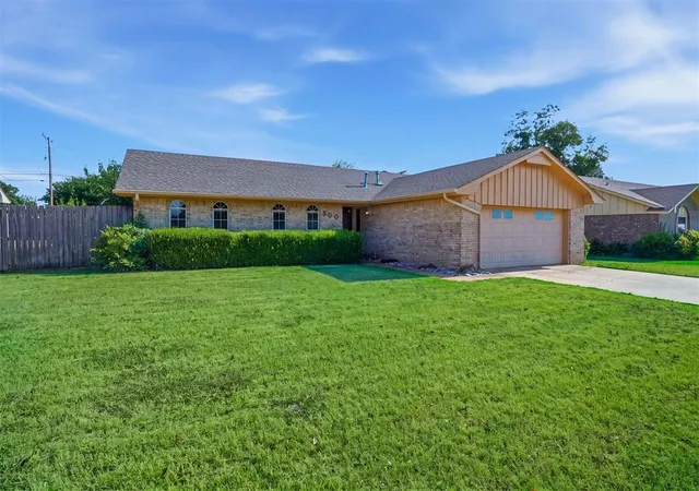 Photo 3 of Sale Pending at 500 Sequoyah Ln, Altus, OK 73521 | MLS# 1243105 | Listing updated on 2026-09-04