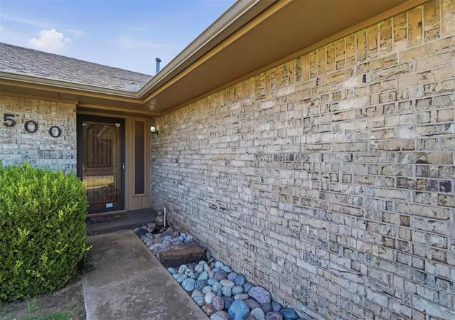 Photo 4 of Sale Pending at 500 Sequoyah Ln, Altus, OK 73521 | MLS# 1243105 | Listing updated on 2026-09-04