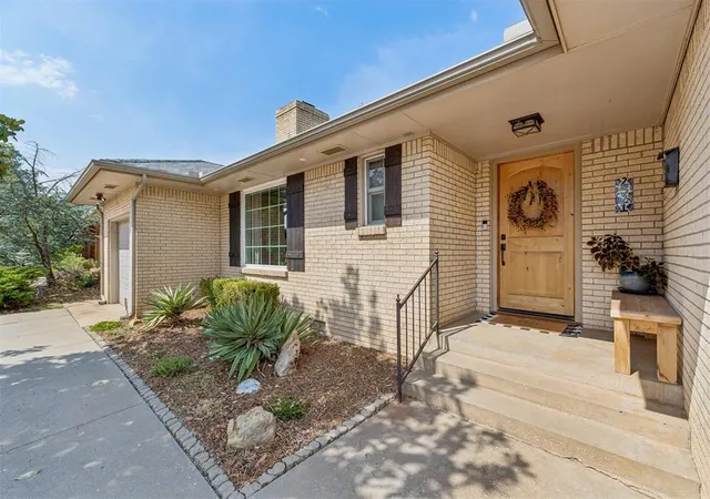 Photo 3 of Sale Pending at 2521 Huntleigh Dr, Oklahoma City, OK 73120 | MLS# 1243147 | Listing updated on 2026-09-28