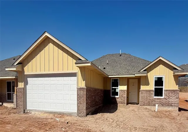 Photo 2 of Single family home for sale at 527 Condor Cir, Norman, OK 73072 | MLS# 1243164 | Listing updated on 2026-10-16