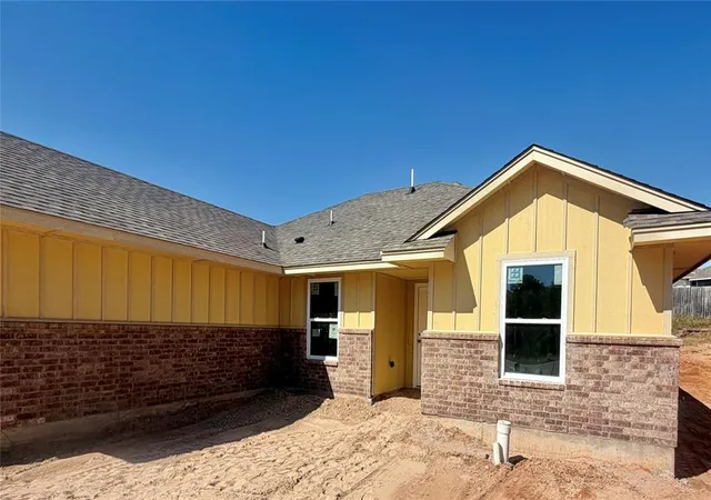 Photo 3 of Single family home for sale at 527 Condor Cir, Norman, OK 73072 | MLS# 1243164 | Listing updated on 2026-10-16