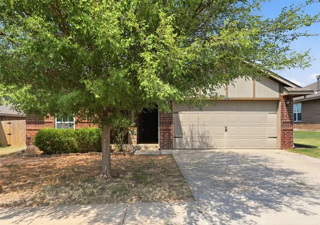 Photo 1 of Sale Pending at 909 Cimarron Crk Dr, Yukon, OK 73099 | MLS# 1243229 | Listing updated on 2026-08-14