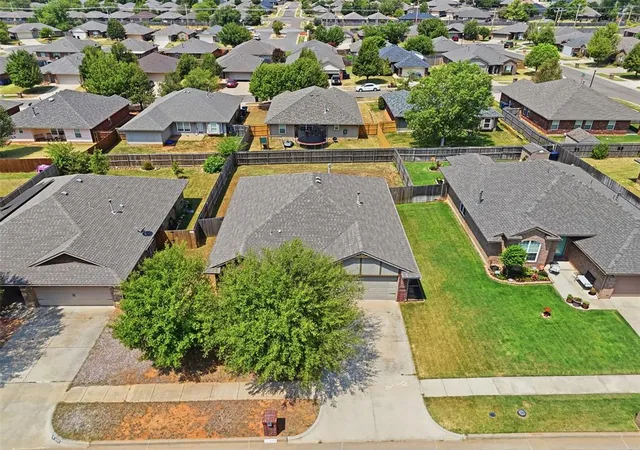 Photo 2 of Sale Pending at 909 Cimarron Crk Dr, Yukon, OK 73099 | MLS# 1243229 | Listing updated on 2026-08-14