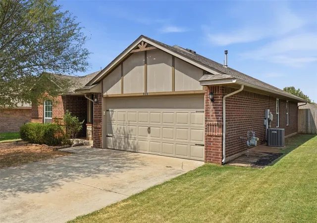 Photo 3 of Sale Pending at 909 Cimarron Crk Dr, Yukon, OK 73099 | MLS# 1243229 | Listing updated on 2026-08-14