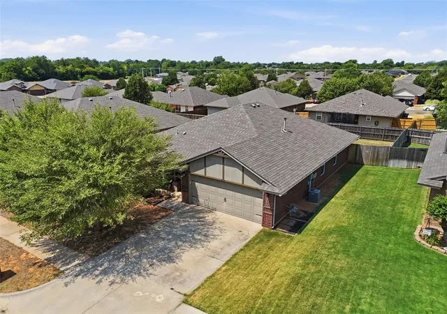 Photo 3 of Sale Pending at 909 Cimarron Crk Dr, Yukon, OK 73099 | MLS# 1243229 | Listing updated on 2026-08-14