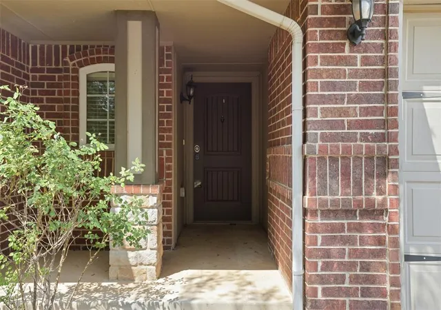 Photo 4 of Sale Pending at 909 Cimarron Crk Dr, Yukon, OK 73099 | MLS# 1243229 | Listing updated on 2026-08-14