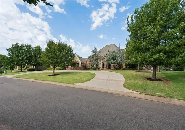 Photo 4 of Sale Pending at 3917 Sherwood Green Ln, Edmond, OK 73034 | MLS# 1243237 | Listing updated on 2026-09-29