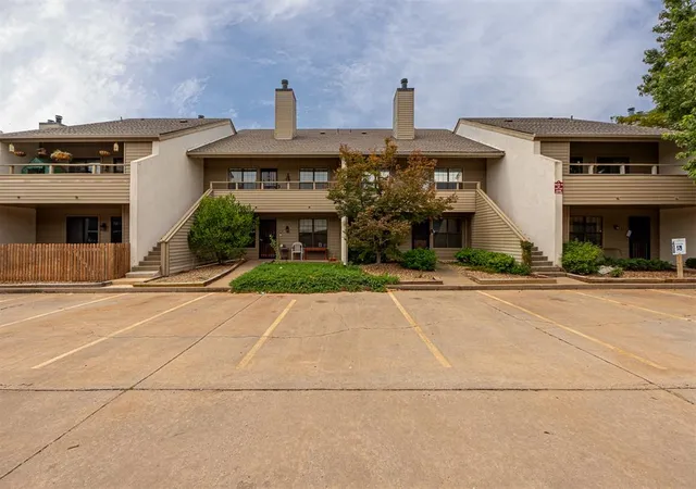2nd image of 11130 Stratford Dr #418, Oklahoma City, OK 73120 | MLS# 1243277