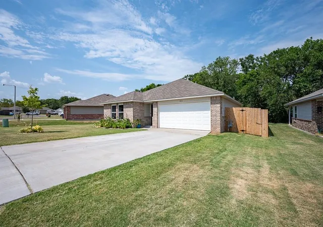 Photo 3 of Single family home for sale at 831 Twin Lakes Dr, Noble, OK 73068 | MLS# 1243294 | Listing updated on 2026-09-22