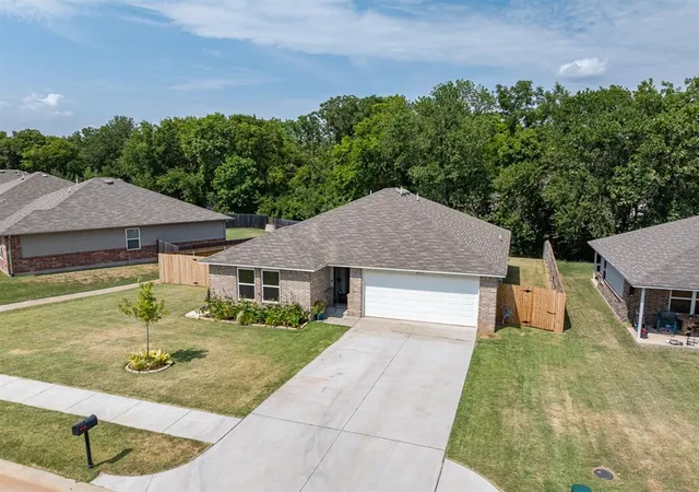 Photo 1 of Single family home for sale at 831 Twin Lakes Dr, Noble, OK 73068 | MLS# 1243294 | Listing updated on 2026-10-20