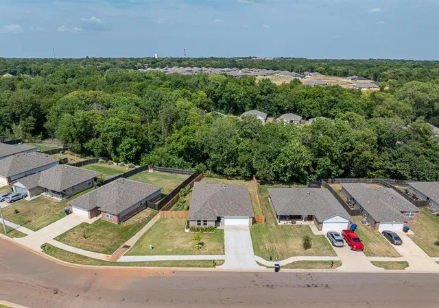 39th image of 831 Twin Lakes Dr, Noble, OK 73068 | MLS# 1243294