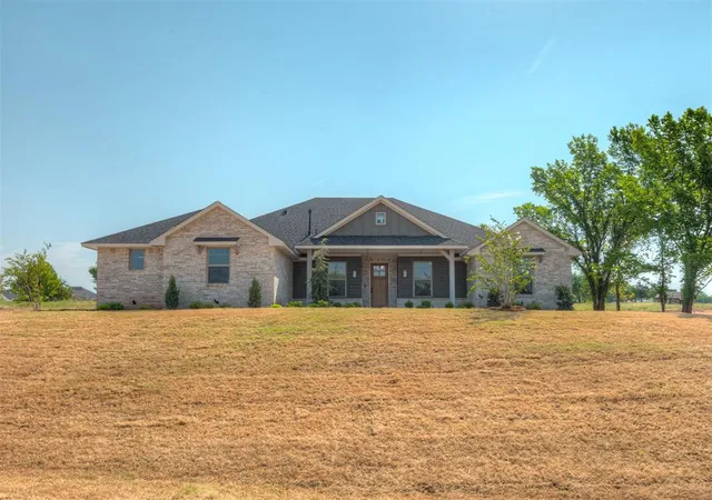 Photo 3 of Sale Pending at 1978 S Blackberry Bnd, Guthrie, OK 73044 | MLS# 1243335 | Listing updated on 2026-08-30