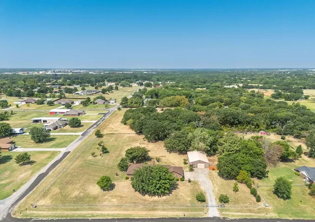 2nd image of 2 S Meadow Heath Dr, Shawnee, OK 74804 | MLS# 1243348