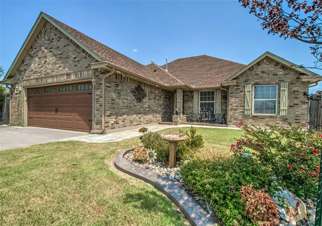 Photo 2 of Sale Pending at 401 Stoneridge Dr, Moore, OK 73160 | MLS# 1243366 | Listing updated on 2026-08-25