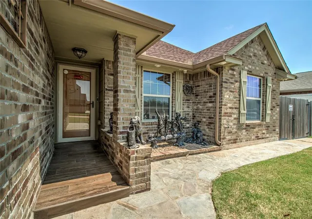 Photo 3 of Sale Pending at 401 Stoneridge Dr, Moore, OK 73160 | MLS# 1243366 | Listing updated on 2026-08-25