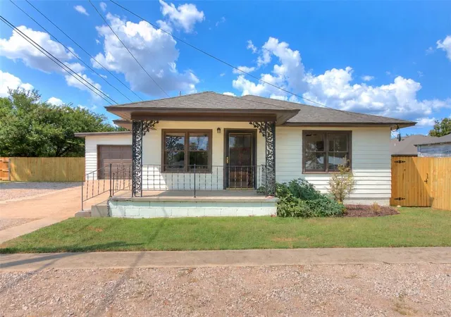 1st image of 906 W Ridgewood St, Shawnee, OK 74801 | MLS# 1243376