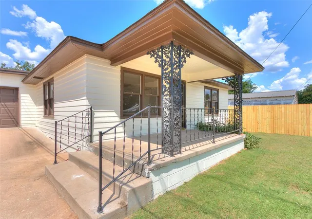 Photo 3 of Sale Pending at 906 W Ridgewood St, Shawnee, OK 74801 | MLS# 1243376 | Listing updated on 2026-09-04